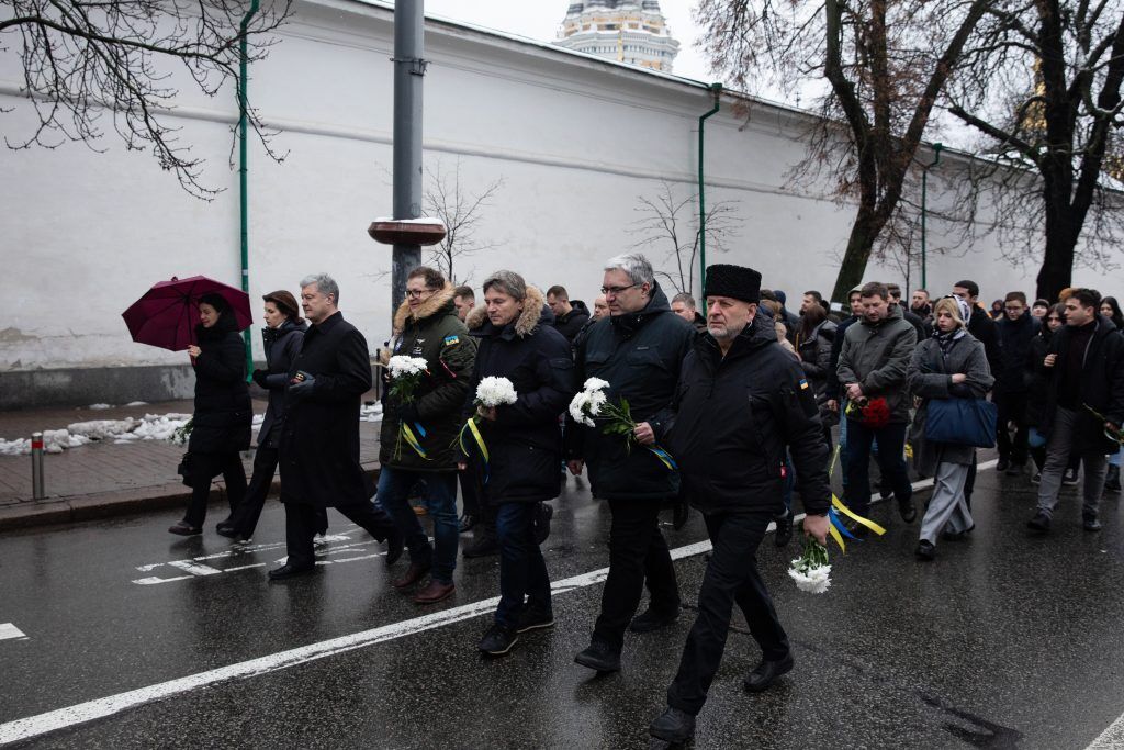 "Господь – з Україною, і Україна переможе": подружжя Порошенків разом із волонтерами, військовими та депутатами вшанували пам’ять жертв Голодомору. Фото 