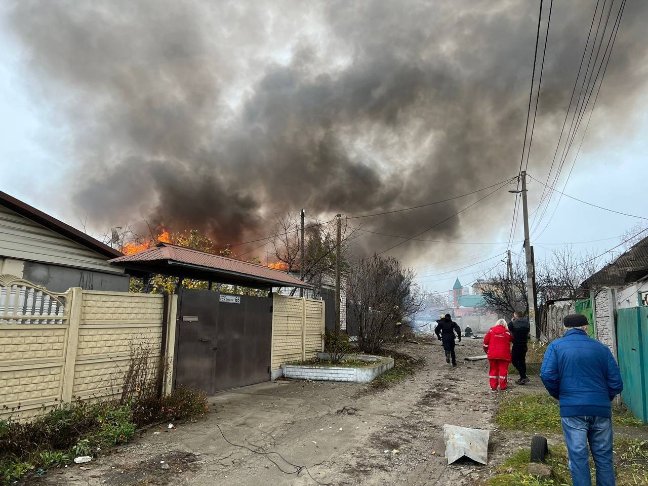 Війська РФ завдали удару по будинках у Дніпрі, спалахнули пожежі: 13 постраждалих, під завалами шукають людину. Фото