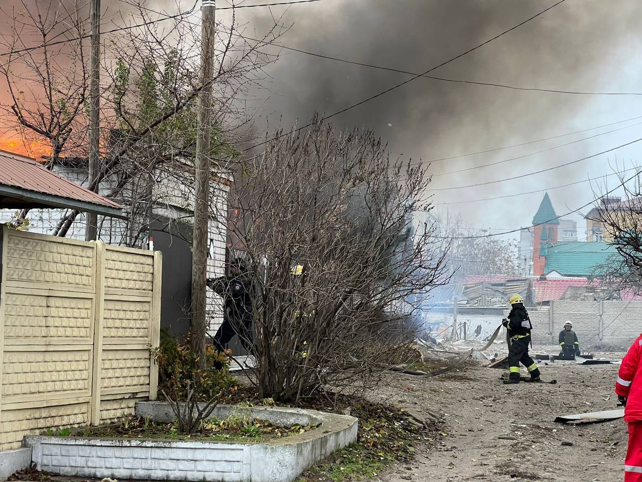 Войска РФ нанесли удар по домам в Днепре, вспыхнули пожары: 13 пострадавших, под завалами ищут человека. Фото