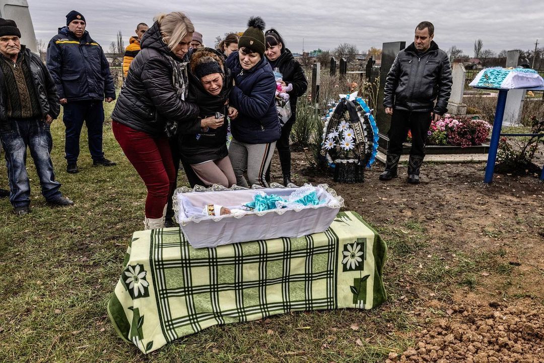 У Вільнянську поховали немовля, вбите російською ракетою у пологовому будинку. Фото 