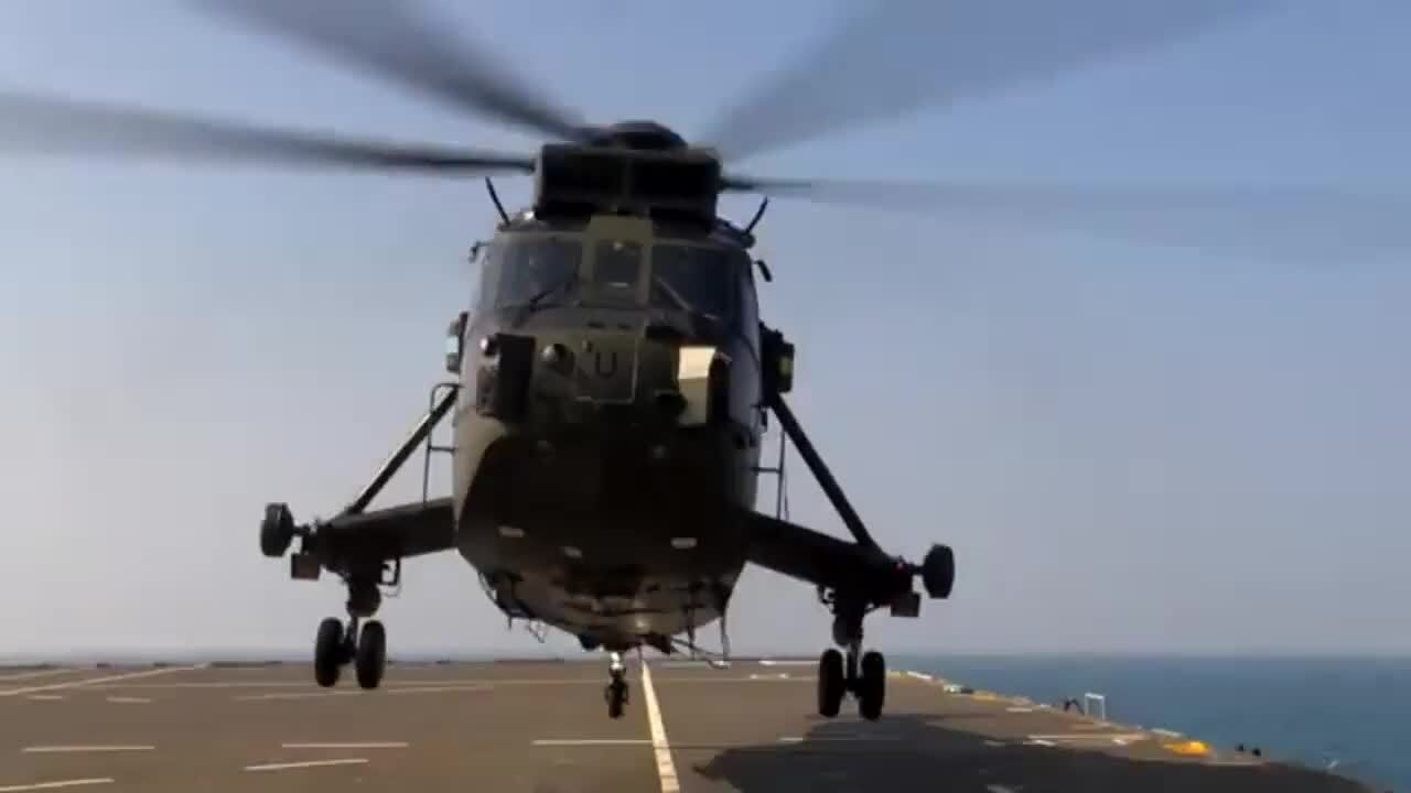 У Британії показали гелікоптери Sea King, які передадуть Україні. Відео