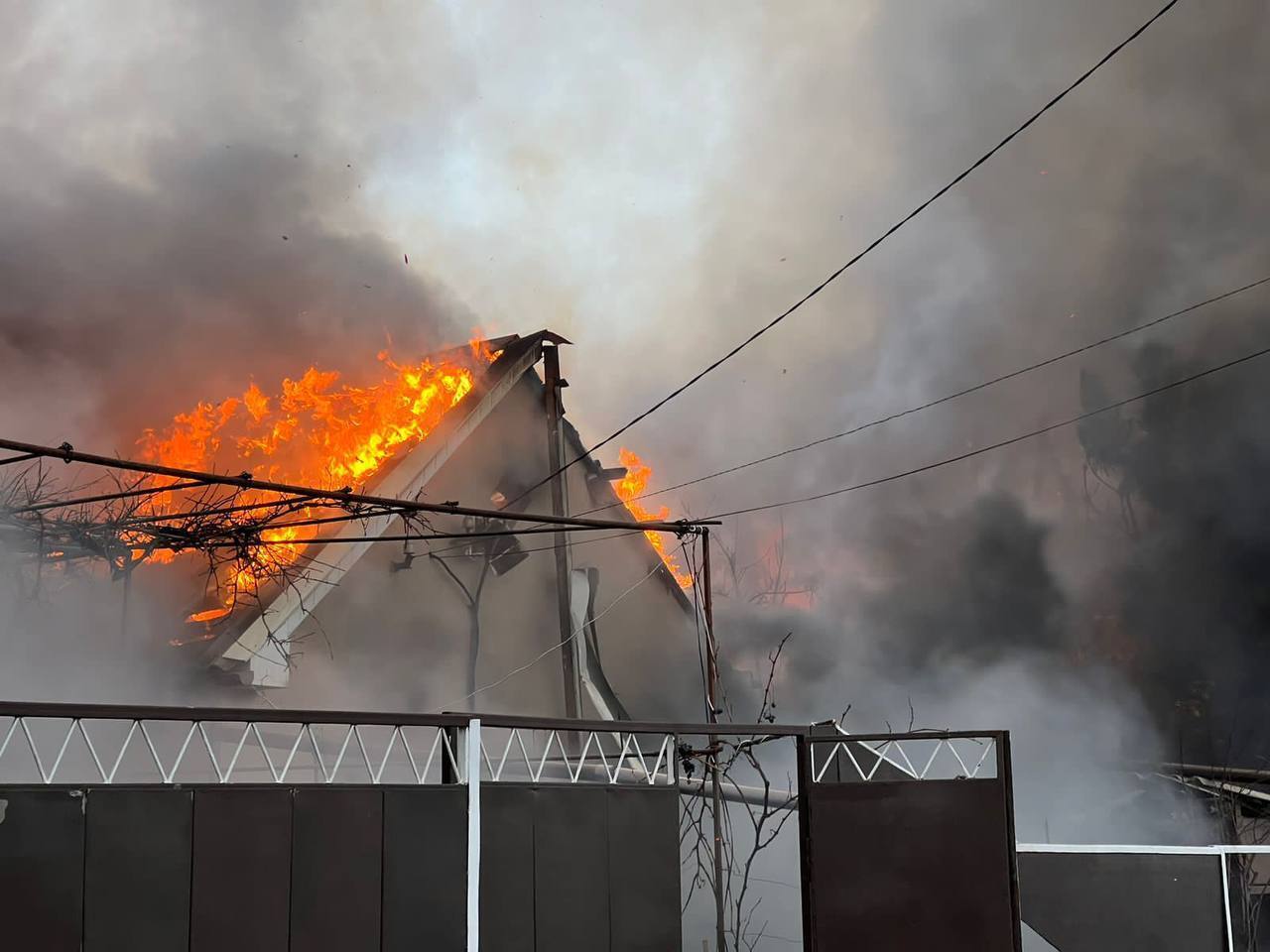 Війська РФ завдали удару по будинках у Дніпрі, спалахнули пожежі: 13 постраждалих, під завалами шукають людину. Фото