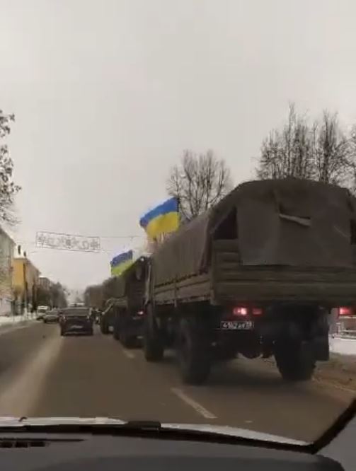 В Тверской области РФ заметили колонну военной техники с украинскими флагами: говорят, что снимают кино. Видео