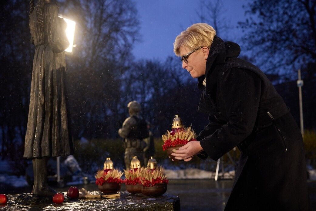 Зеленский с премьерами Литвы и Бельгии в Киеве почтили память жертв голодоморов в Украине. Видео