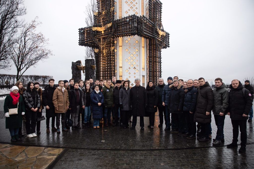 ''Господь – с Украиной, и Украина победит'': супруги Порошенко вместе с волонтерами, военными и депутатами почтили память жертв Голодомора. Фото