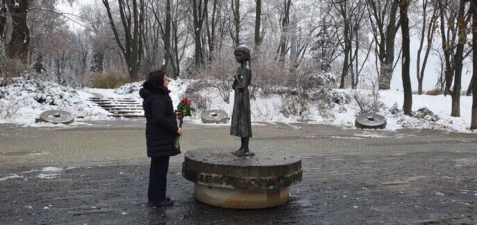 Послы США и Британии почтили память жертв Голодомора в Украине. Фото и видео