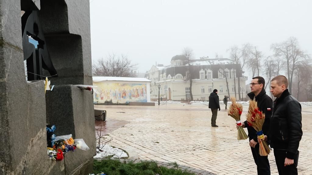 Прем'єр-міністр Польщі прибув з візитом до Києва й ушанував пам'ять жертв Голодомору. Фото