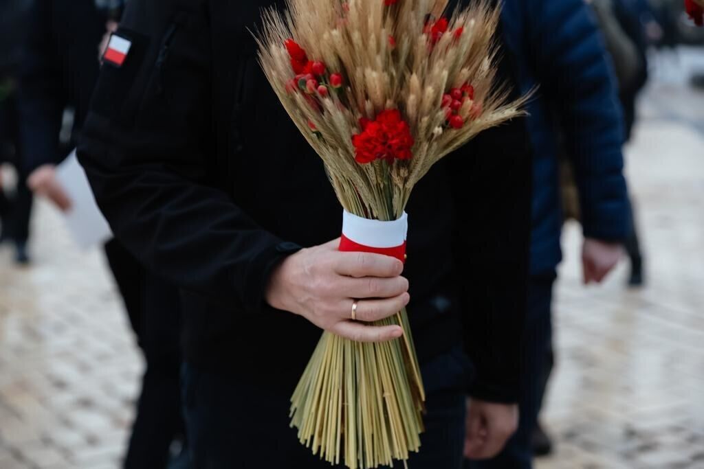 Прем'єр-міністр Польщі прибув з візитом до Києва й ушанував пам'ять жертв Голодомору. Фото