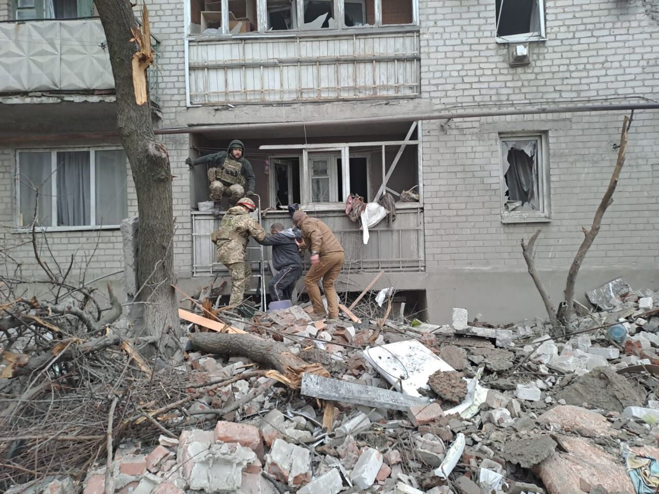 Окупанти завдали авіаудару по Часовому Яру на Донеччині: зруйновано під'їзд п'ятиповерхівки, трьох людей поранено. Фото