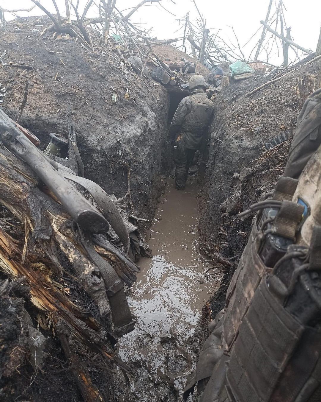 Выжженная земля и полметра воды в окопах: в сети показали свежие фото из Бахмута и кадры времен Первой мировой войны