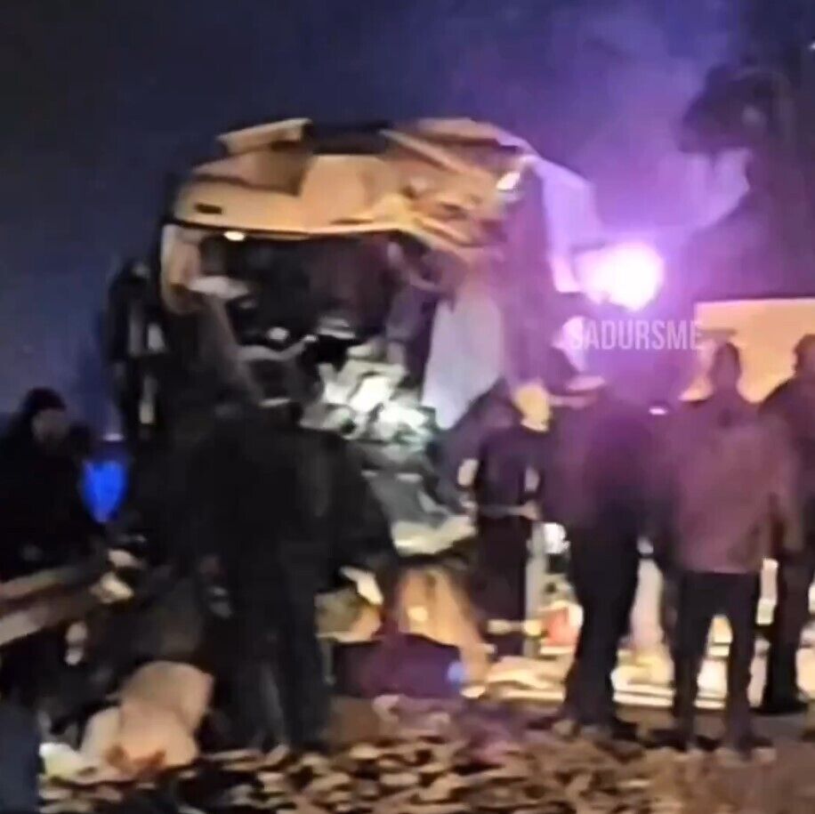 У Латвії трапилася ДТП з автобусом із українськими військовими: водій загинув, постраждало 26 осіб. Відео