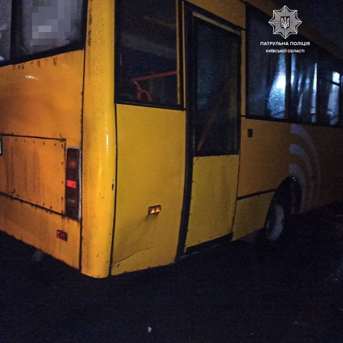 В Борисполе маршрутка протаранила легковушку и поехала дальше: оштрафовали обоих водителей. Фото