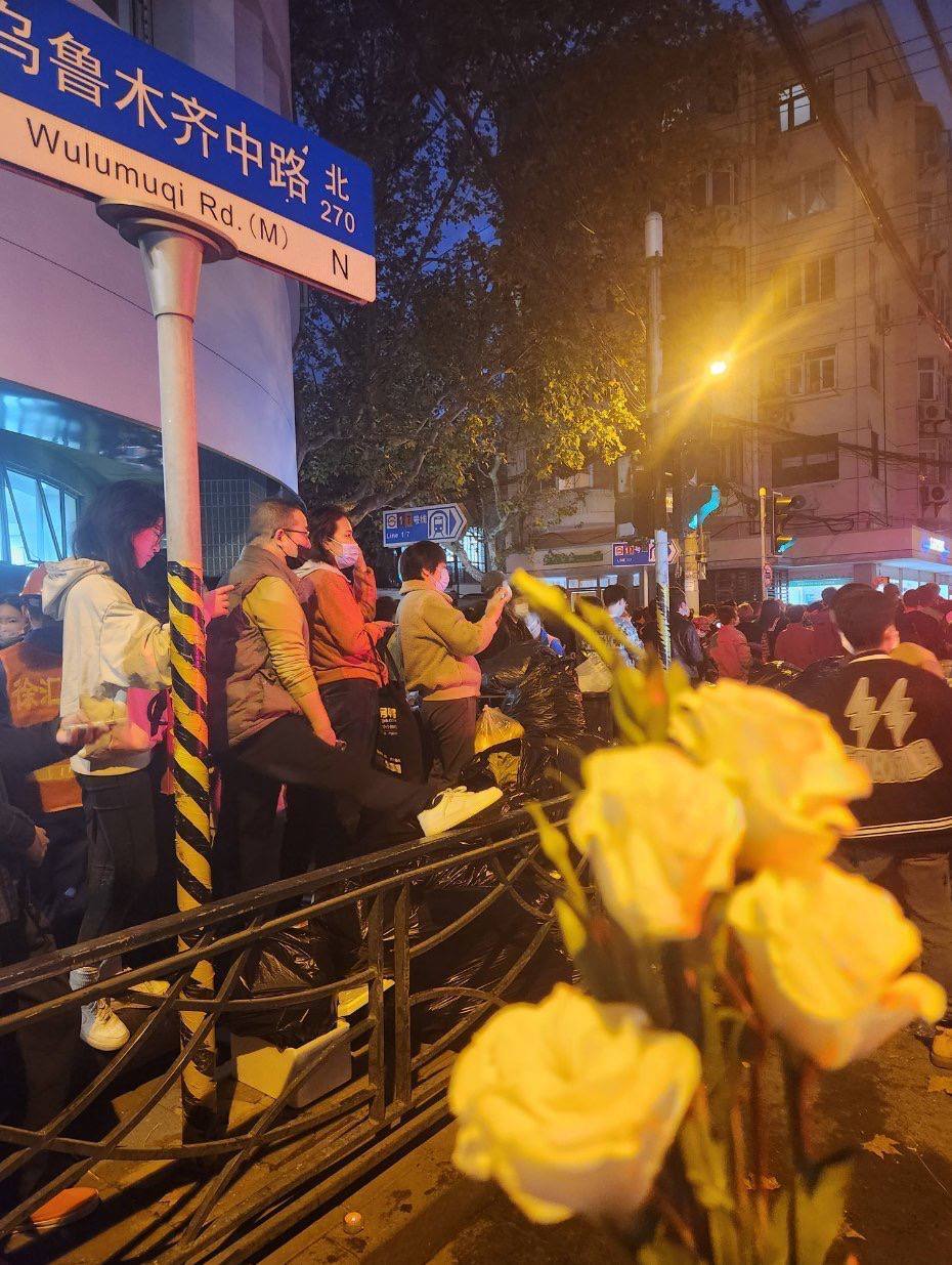 В Шанхае начались массовые протесты из-за жестких антиковидных ограничений. Фото и видео