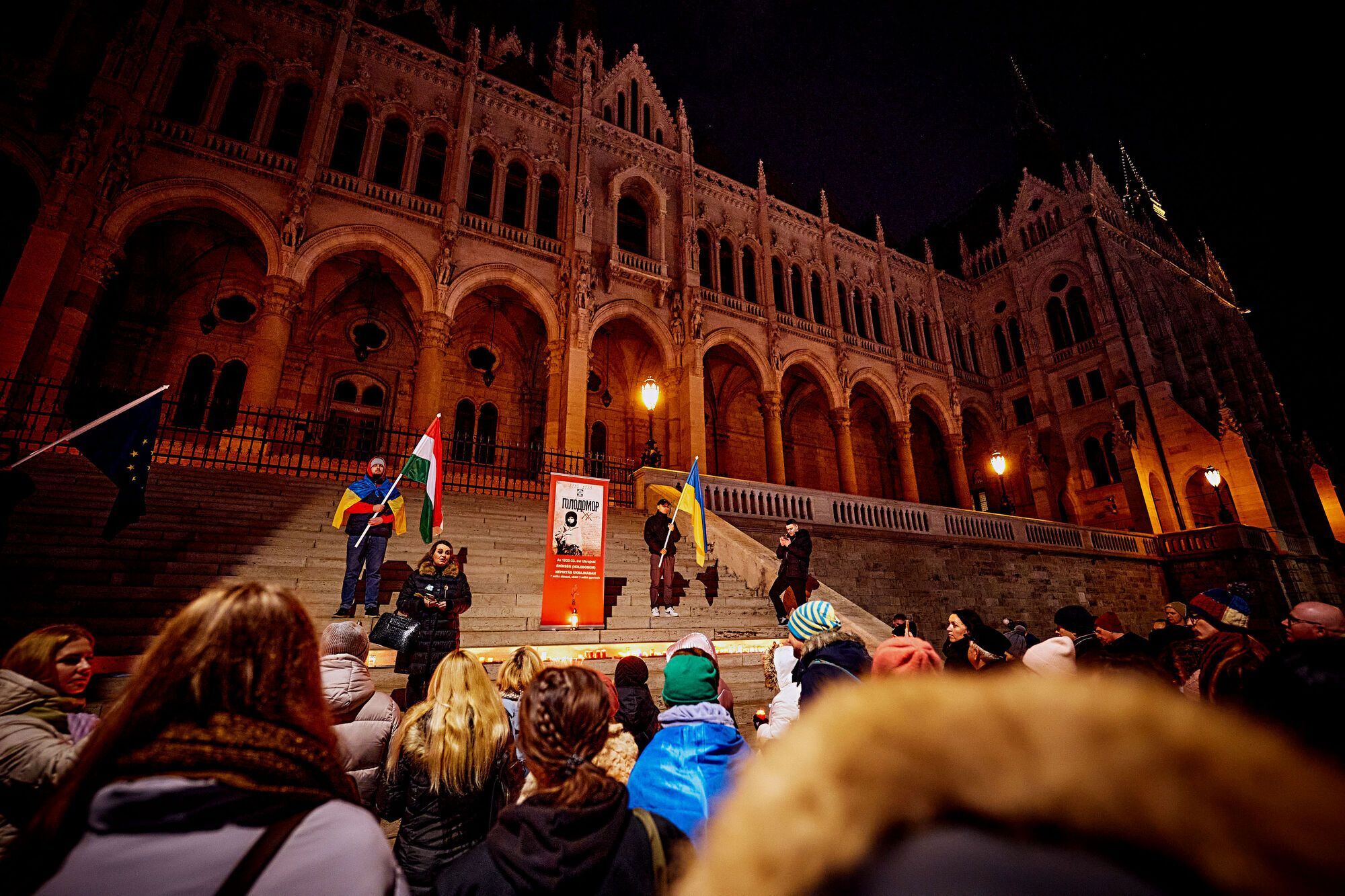Парламент Угорщини вимкнув на пів години світло в пам’ять про жертв Голодомору. Фото