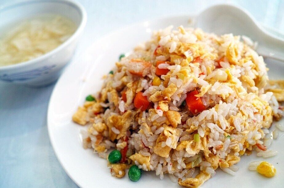 Вкусный жареный рис с мясом и овощами
