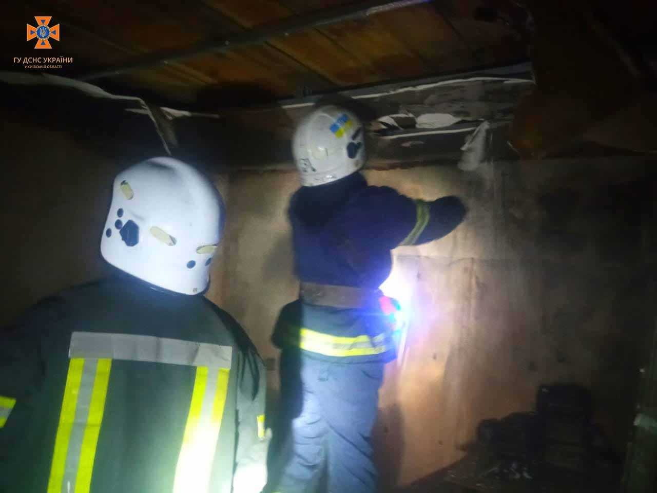 На Київщині під час пожежі в будинку врятували жінку та 13-річного хлопчика. Фото
