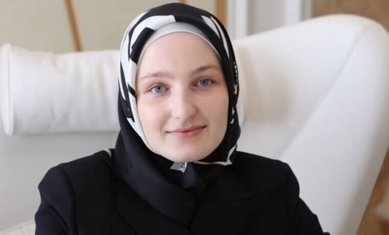 22-летняя дочь Кадырова получила орден Ахмата Кадырова, являющийся высшей наградой Чечни. Фото