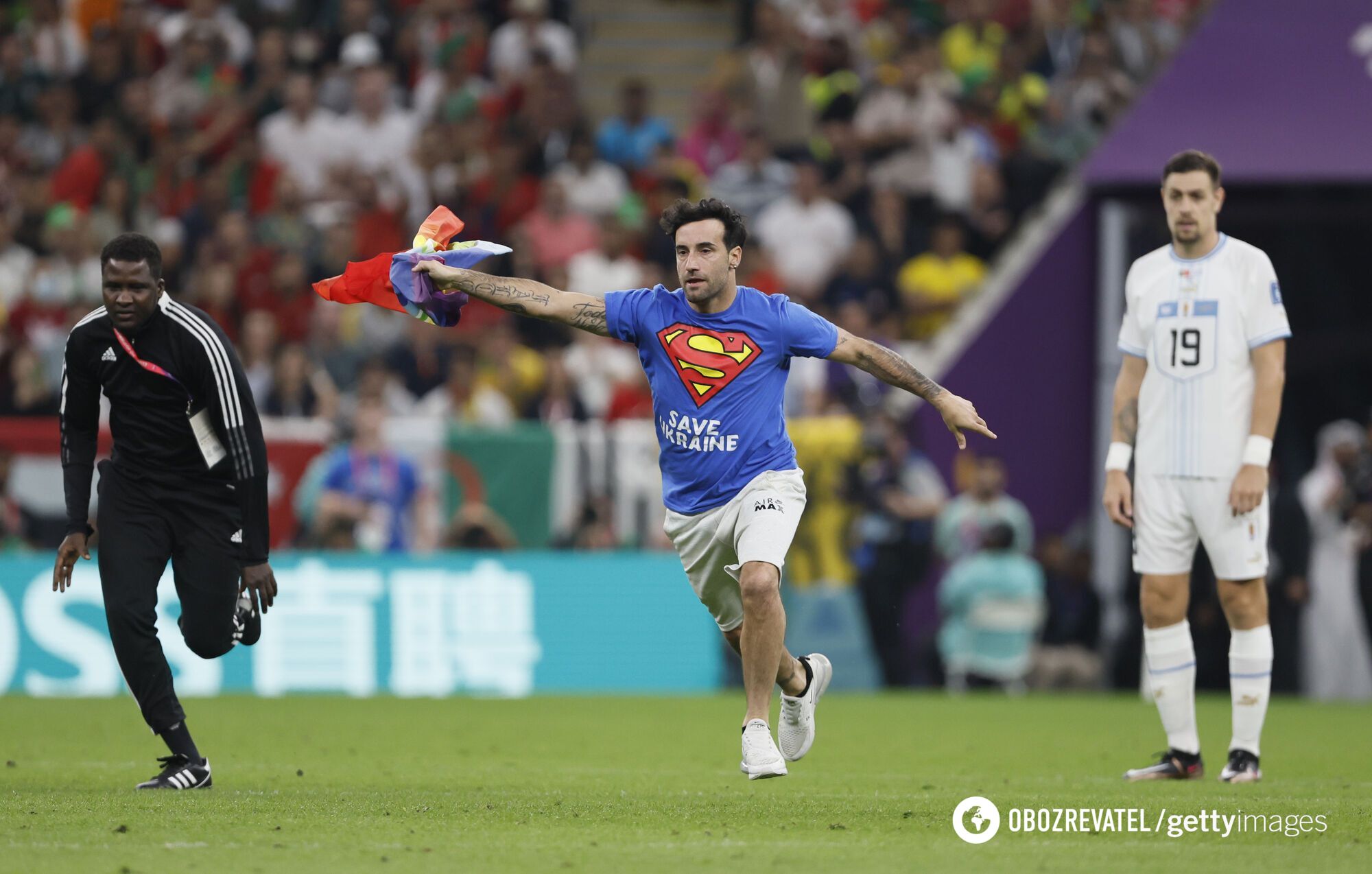 На ЧМ-2022 "Супермен" с надписью про Украину выбежал на поле в матче Португалия – Уругвай. Фотофакт