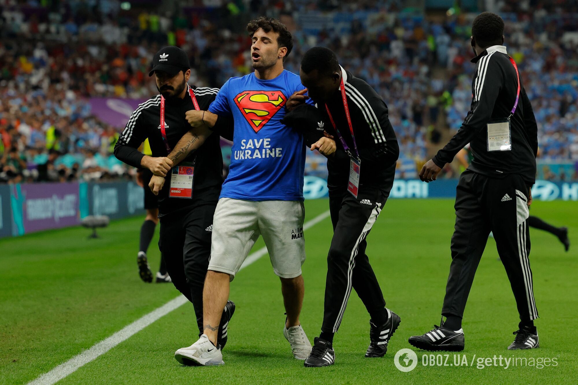 На ЧМ-2022 "Супермен" с надписью про Украину выбежал на поле в матче Португалия – Уругвай. Фотофакт