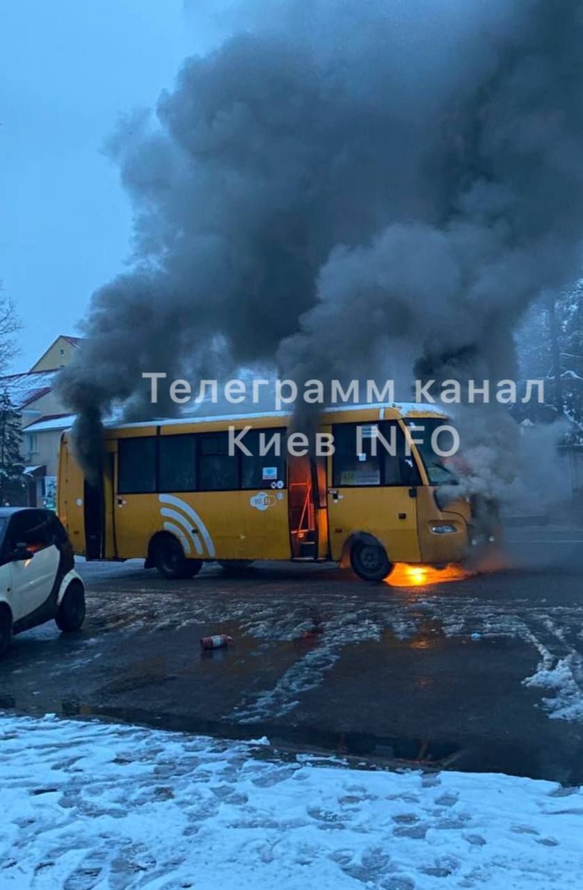 В Киеве во время движения загорелась маршрутка. Фото и видео
