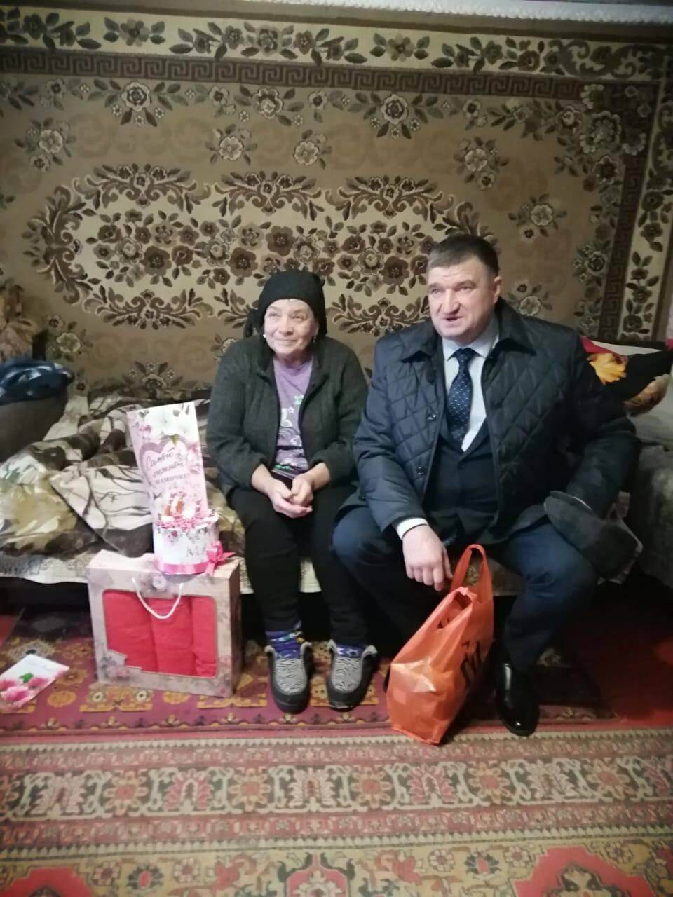 В Курской области матерям ликвидированных в Украине оккупантов подарили открытки и полотенца. Фото
