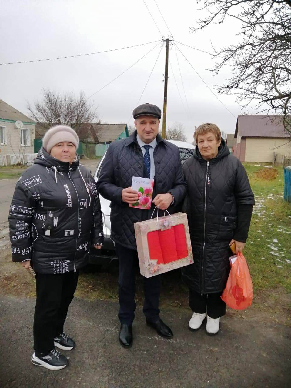 У Курській області матерям ліквідованих в Україні окупантів подарували листівки і рушники. Фото 