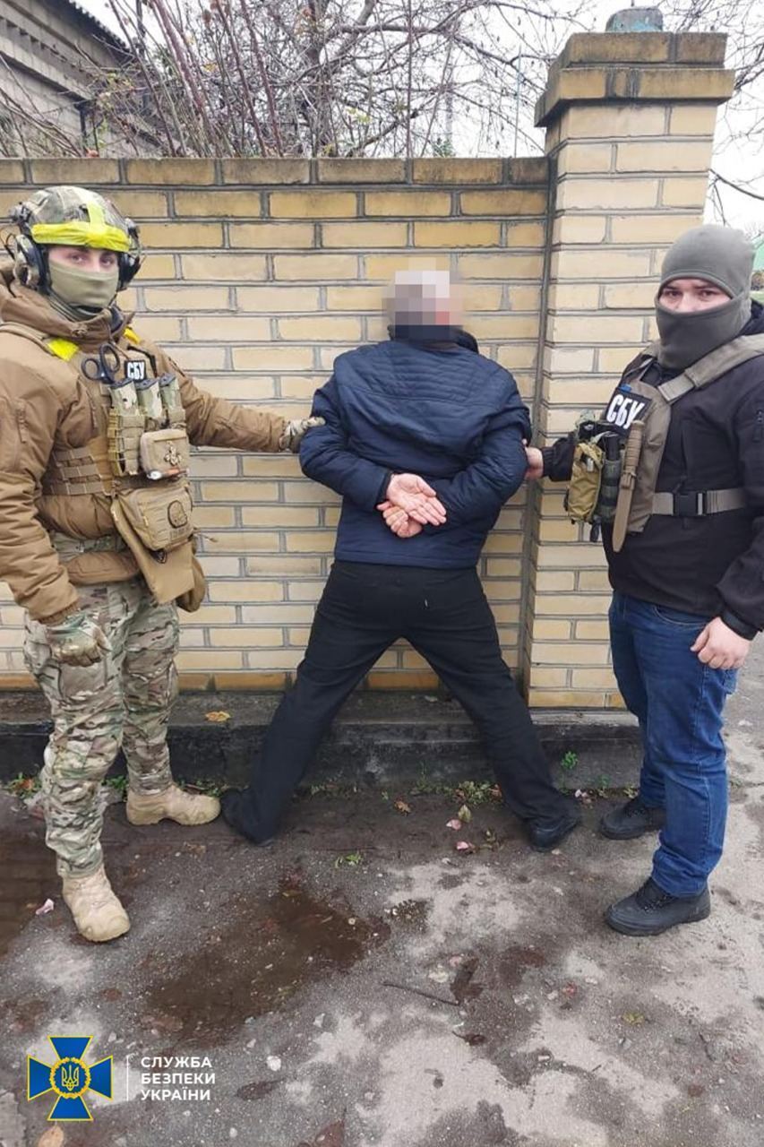 У Херсоні затримали трьох зрадників, які допомагали окупантам катувати викрадених українців у ''СІЗО''. Фото
