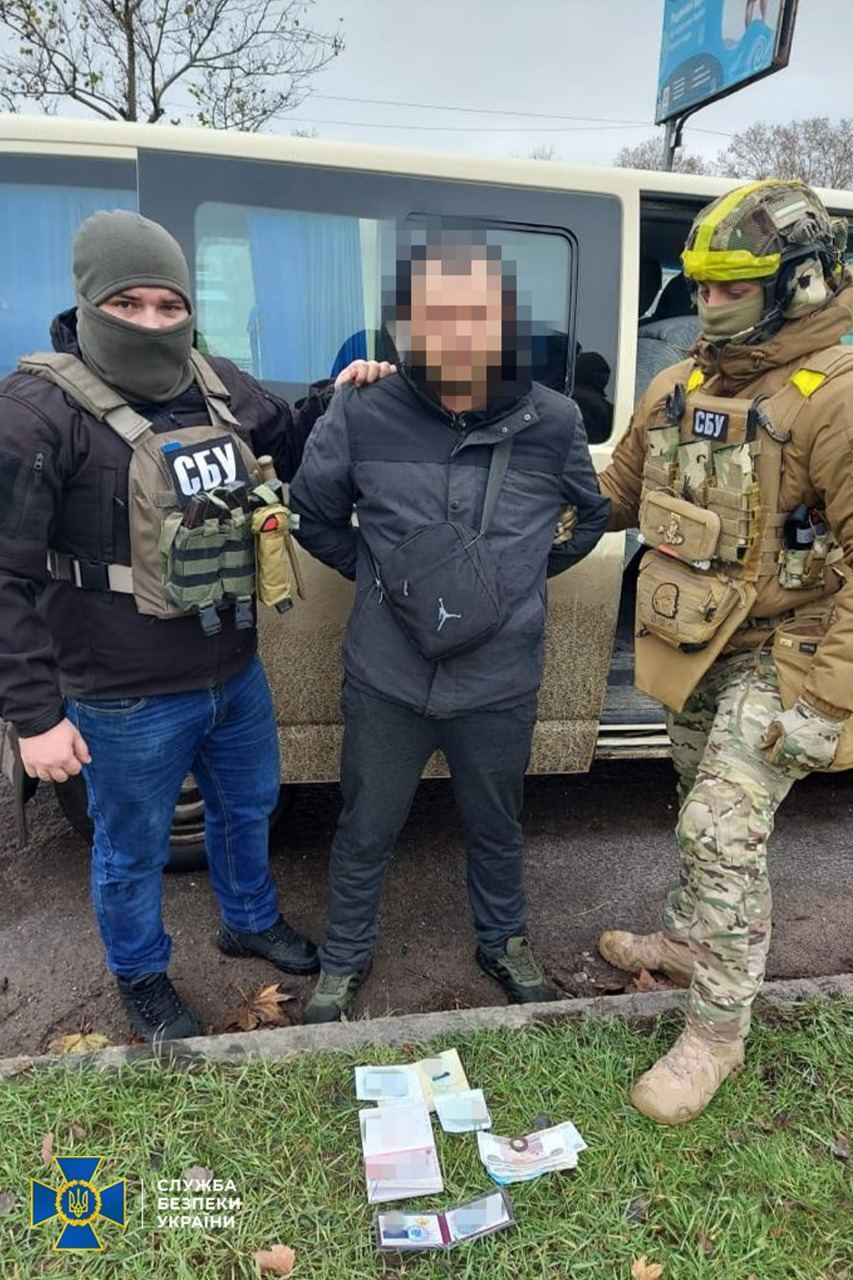 В Херсоне задержаны трое предателей, которые помогали оккупантам пытать похищенных украинцев в "СИЗО". Фото