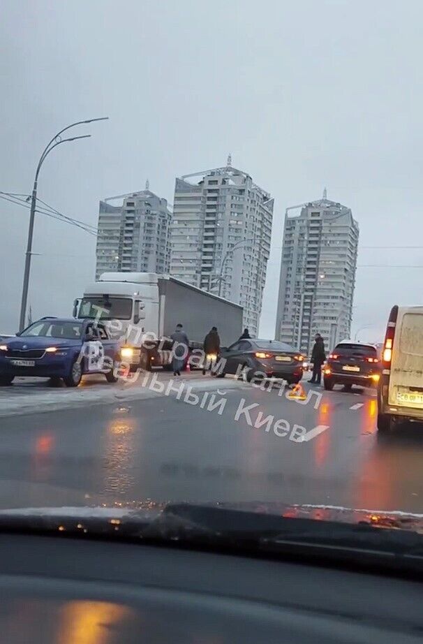 В Киеве на Шулявском мосту произошло масштабное ДТП. Видео