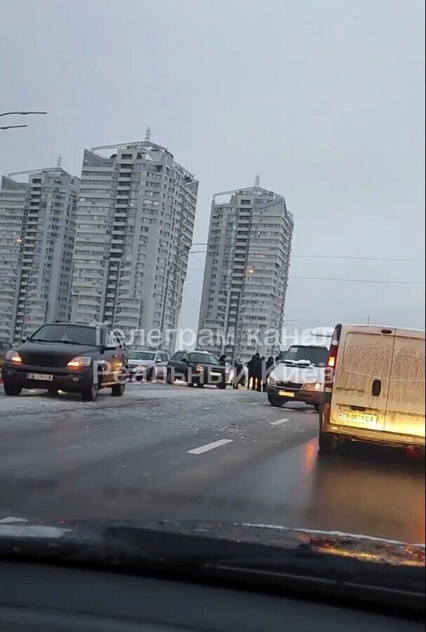 В Киеве на Шулявском мосту произошло масштабное ДТП. Видео