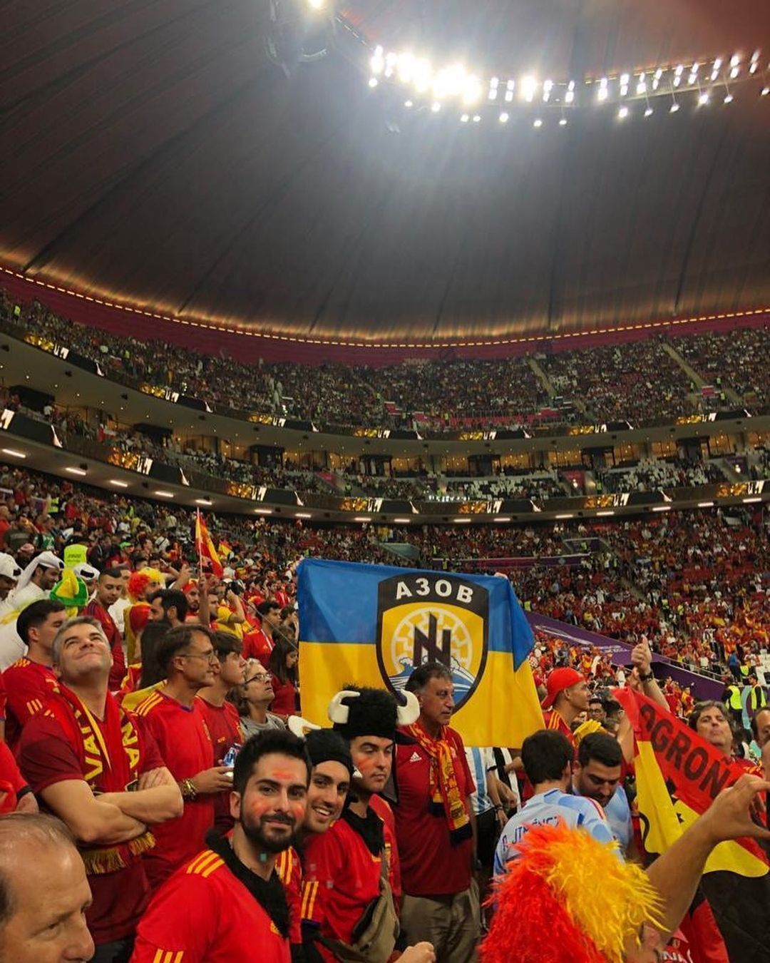 На матчі ЧС-2022 розгорнули прапор ''Азова''. ''Зазомбована'' ФІФА відразу вжила заходів. Фотофакт