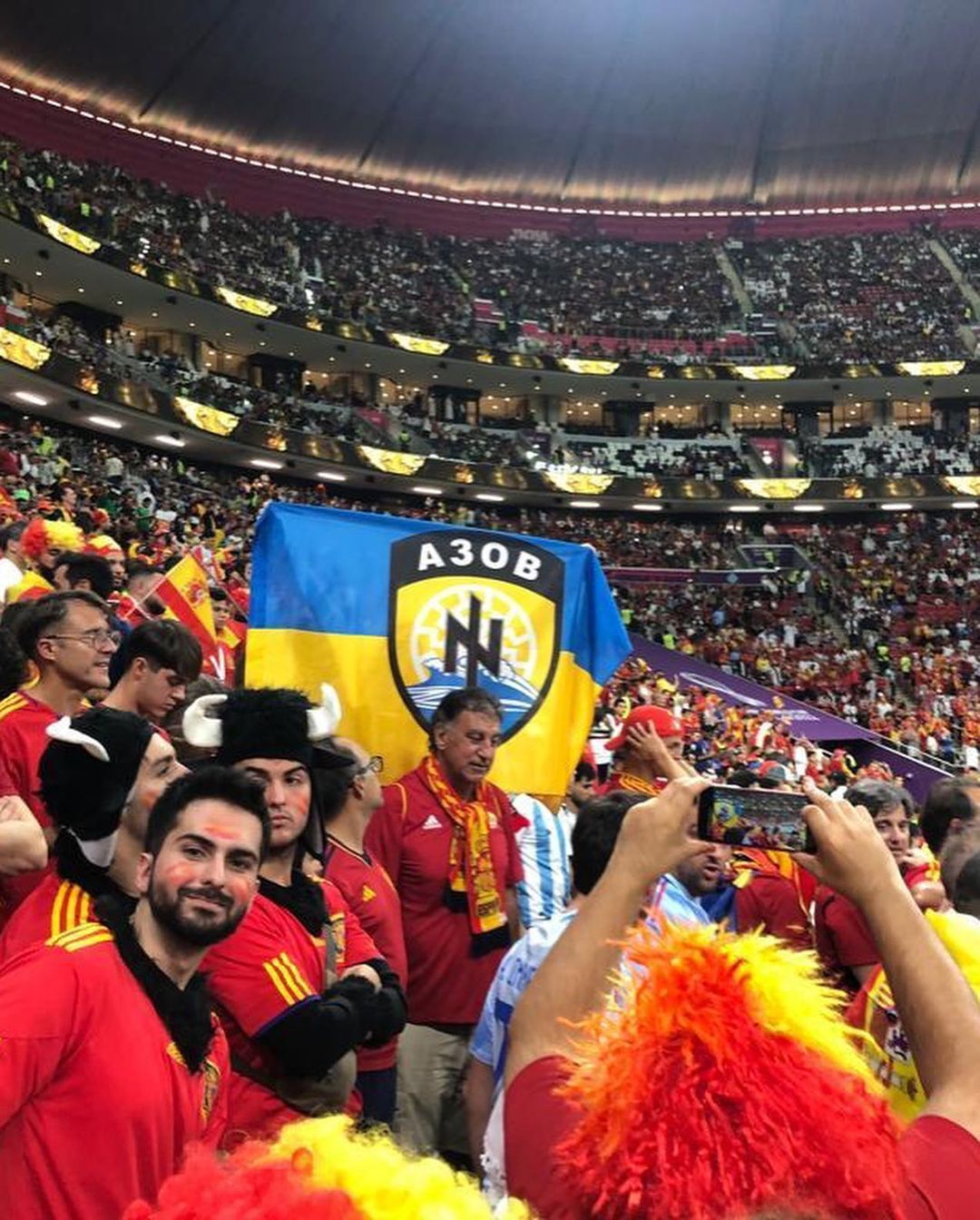 На матче ЧМ-2022 развернули флаг ''Азова''. ''Зазомбированная'' ФИФА сразу приняла меры. Фотофакт