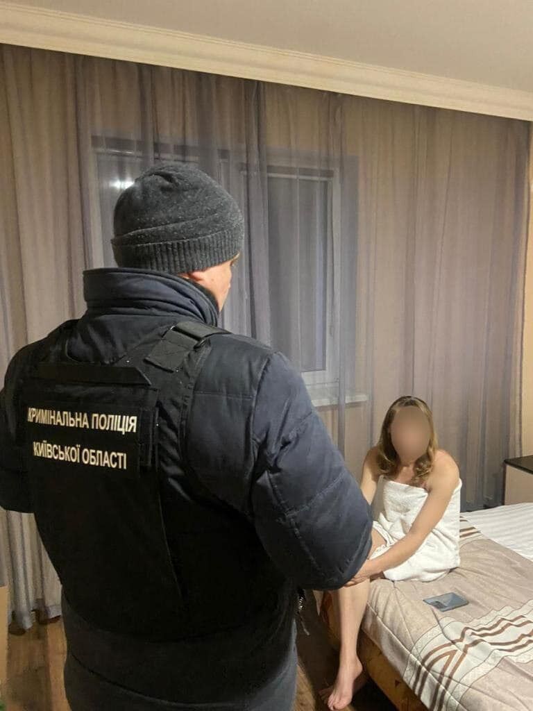 Правоохоронці затримали мешканку Києва, яка організувала ''бізнес'' із надання сексуальних послуг. Фото та відео