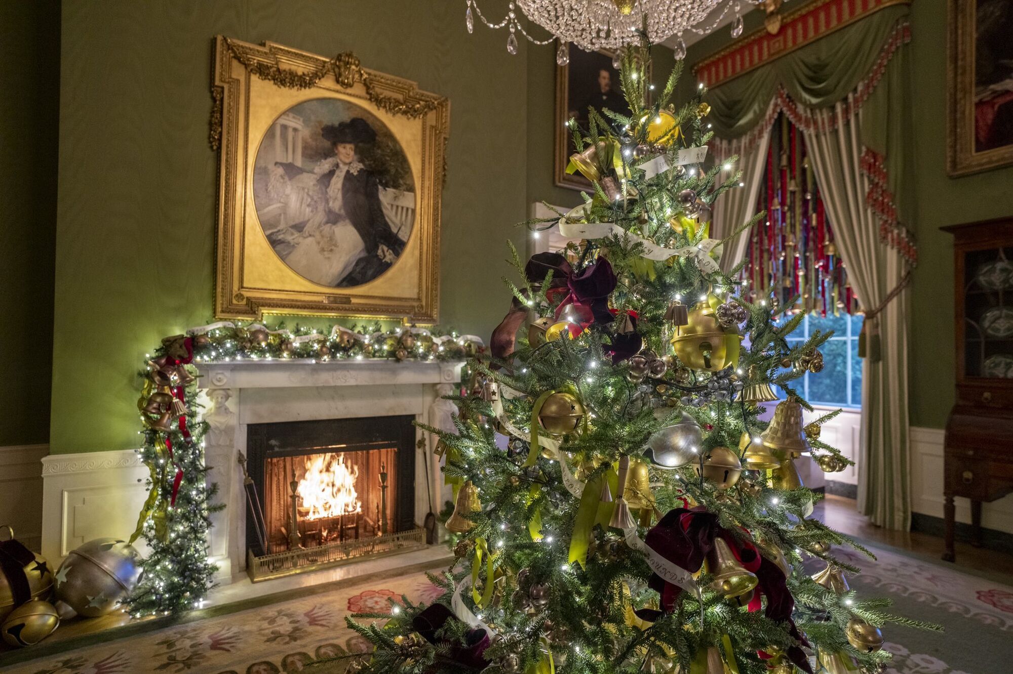 Первая леди США Джил Байден украсила Белый дом к Рождеству: 77 елок и более 83 тысяч праздничных огней. Фото