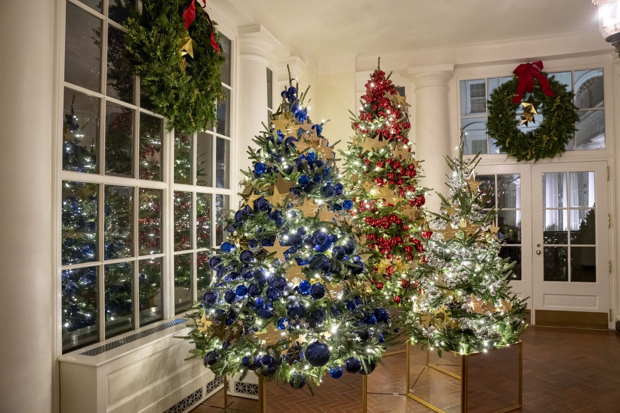 Перша леді США Джил Байден прикрасила Білий дім до Різдва: 77 ялинок і більше 83 тисяч святкових вогнів. Фото