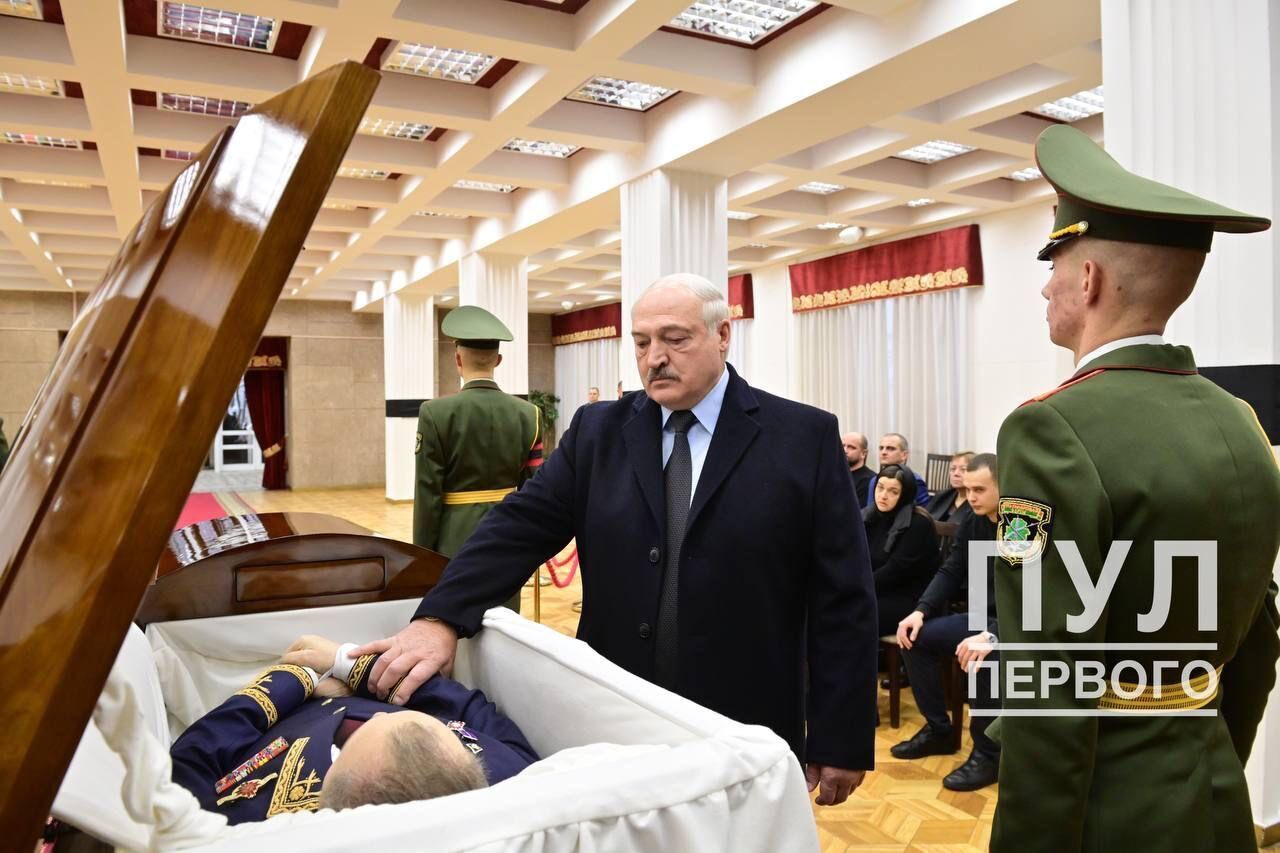 Лукашенко возле гроба