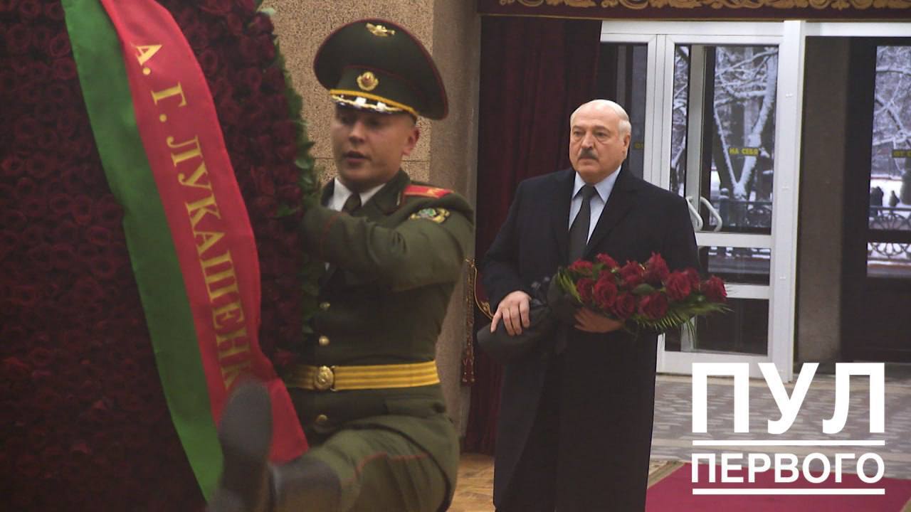 Лукашенко із квітами