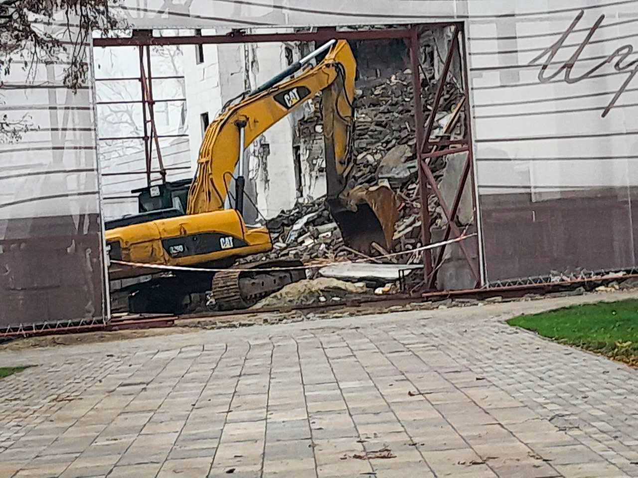 Оккупанты возобновили работы по разбору завалов драмтеатра в Мариуполе, там до сих пор остаются тела погибших, – Андрющенко