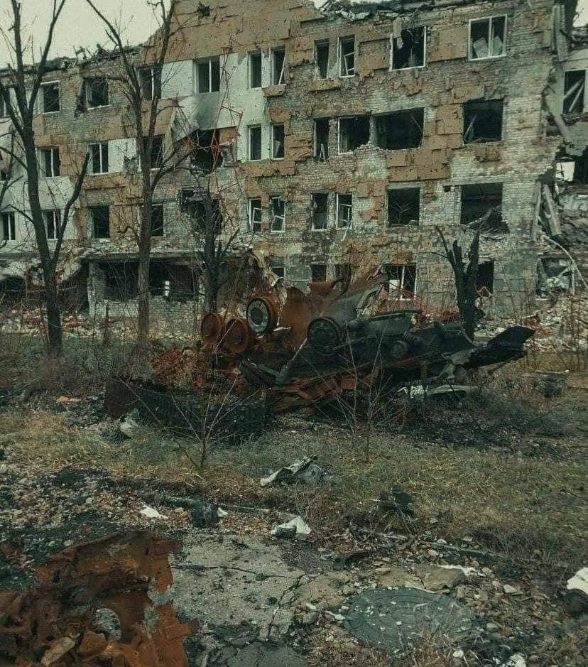 Серьезно разрушены в частности были города Северодонецк и Рубежное. 3