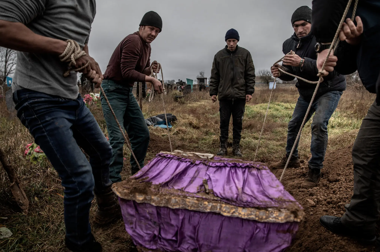Оккупанты казнили семерых жителей села Правдино под Херсоном и разрешили похоронить тела только через месяц — NYT