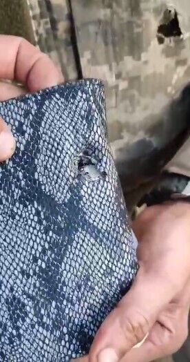 Осколок зупинила записна книжка в кишені: український захисник показав, що його врятувало від загибелі. Відео
