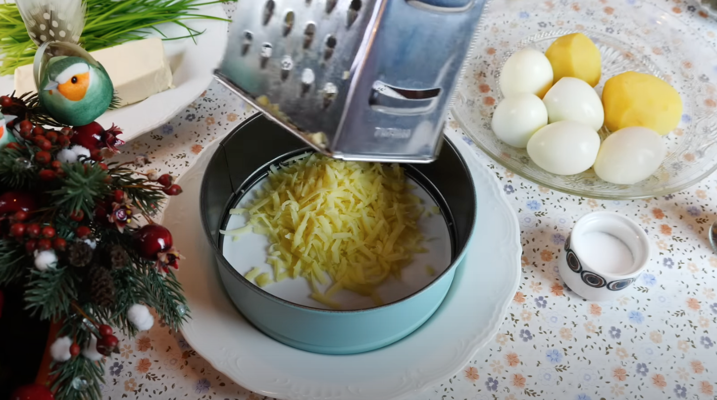 Картофель, яйца для салата