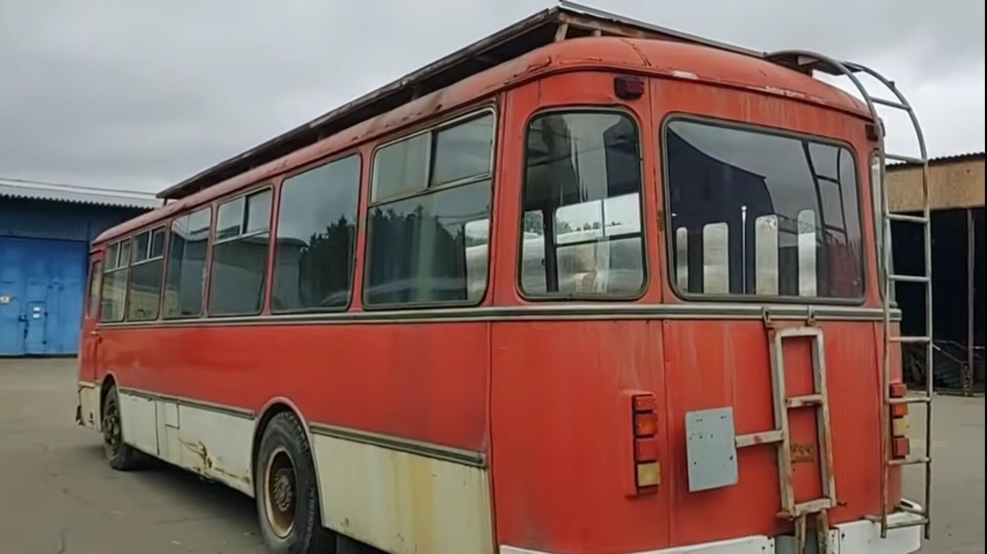 В Киеве сохранился уникальный ''телевизионный'' автобус ЛиАЗ-677М. Фото и видео