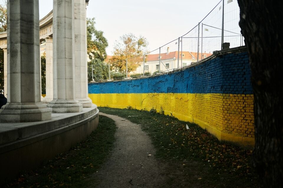 В Вене второй раз за две недели разрисовали Z-свастикой стенд "Авангардная история Украины". Фото