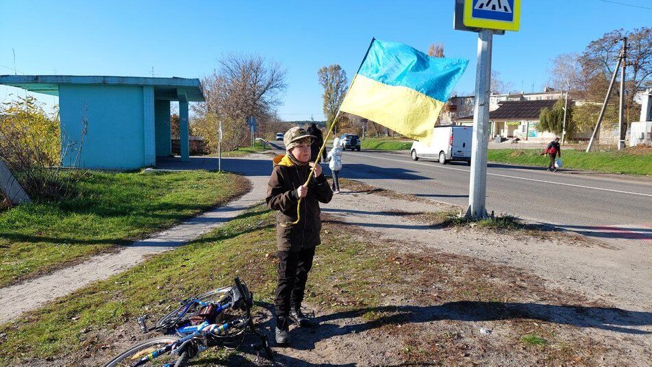 12-річний Максим із Харківщини влаштовує патріотичні акції