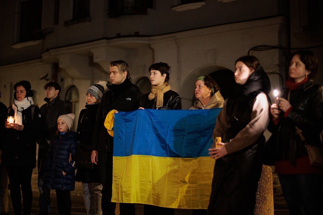 "Світло завжди перемагає темряву": у Вільнюсі запалили десятки свічок на знак пам'яті про загиблих у результаті агресії РФ українців. Фото 