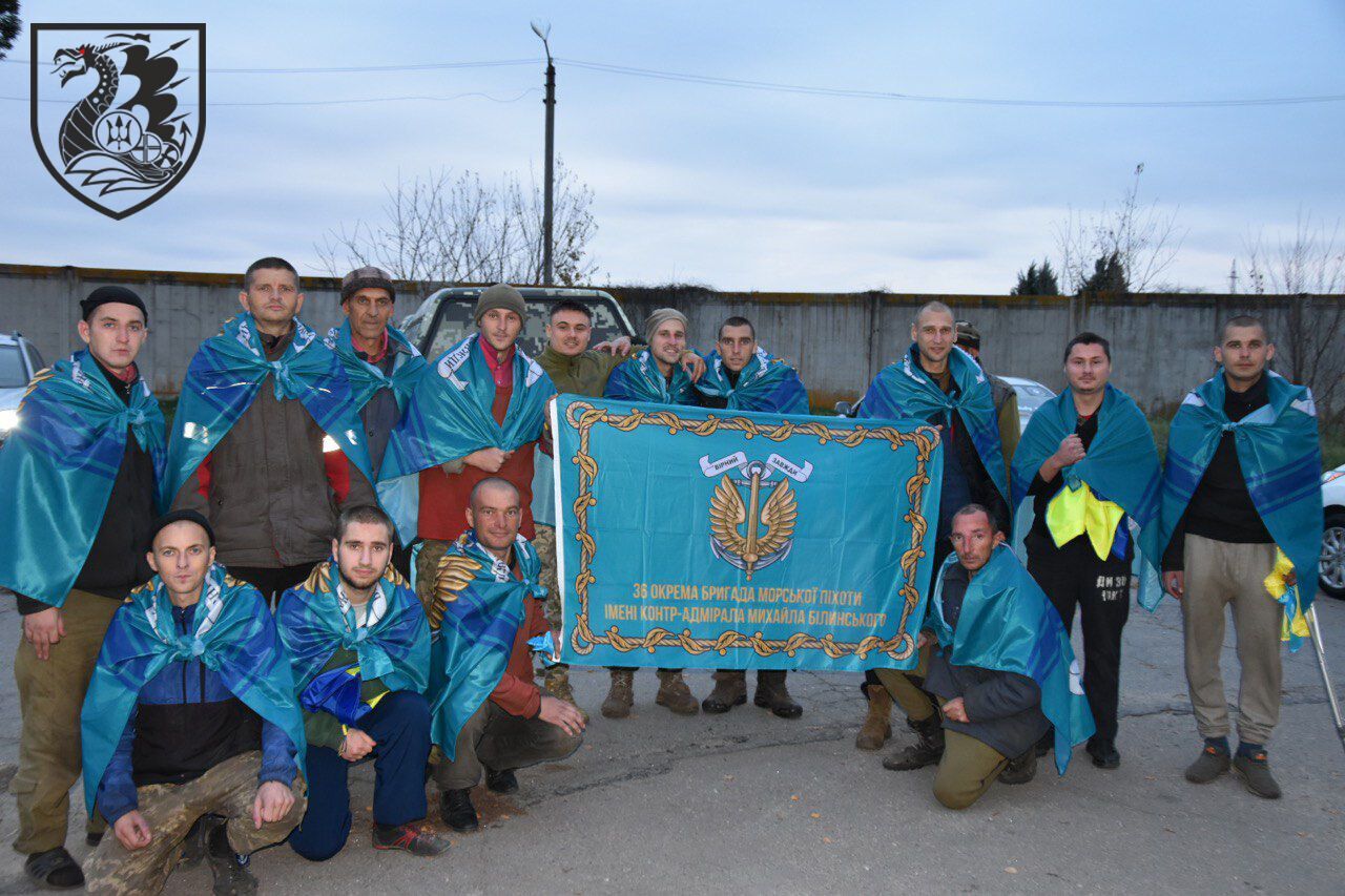 Схудлі, змучені, але такі щасливі: морпіхи 36-ї ОМБр показали фото військових, які повернулися з російського полону