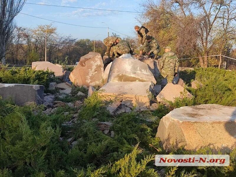 У Миколаєві підірвали обеліск "Батьківщина-матір": від нього лишилася купа каміння. Фото і відео 