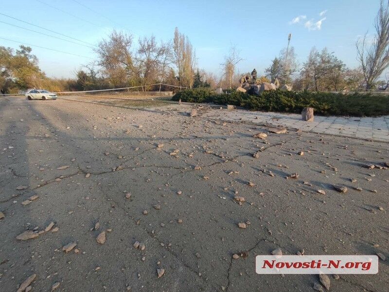 В Николаеве взорвали обелиск "Родина-мать": от него осталась груда камней. Фото и видео