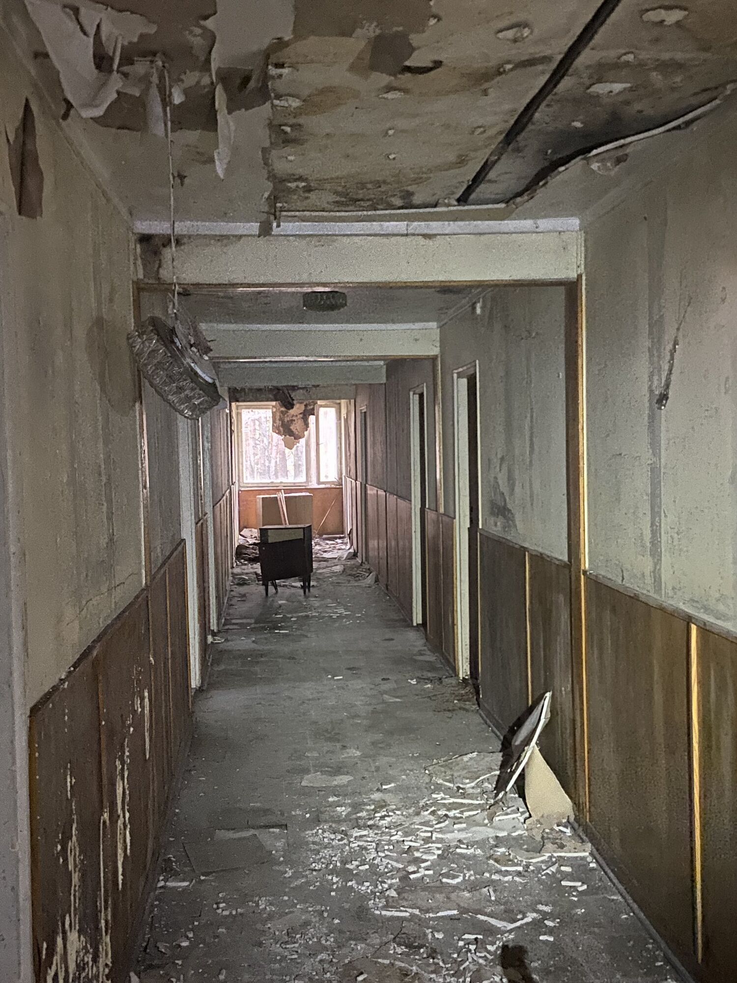 Вырванные розетки и кабели из стен: в Польше новые арендаторы показали помещение, которым раньше пользовалось посольство РФ. Фото